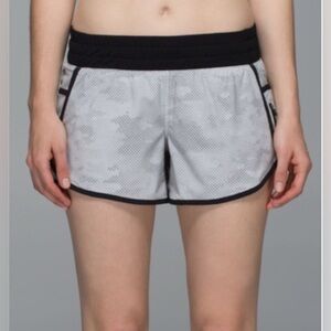 ⭐️Lululemon Tracker Short III in Diamond Camo Silver Spoon Grey S6